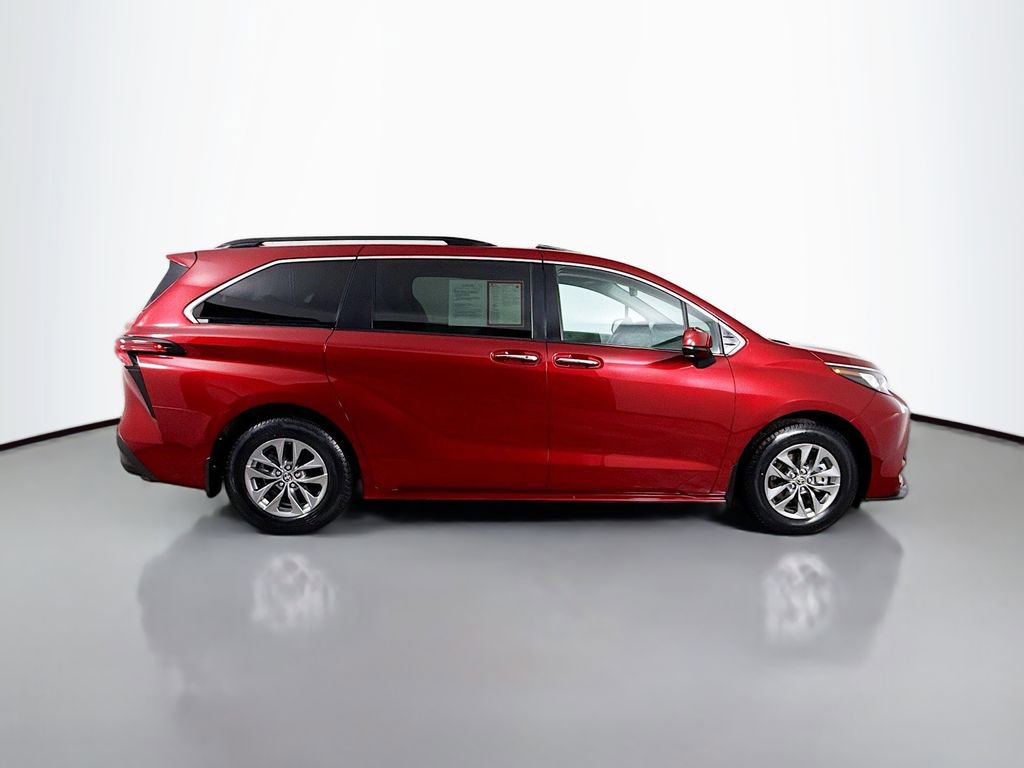 Certified 2022 Toyota Sienna XLE image 9