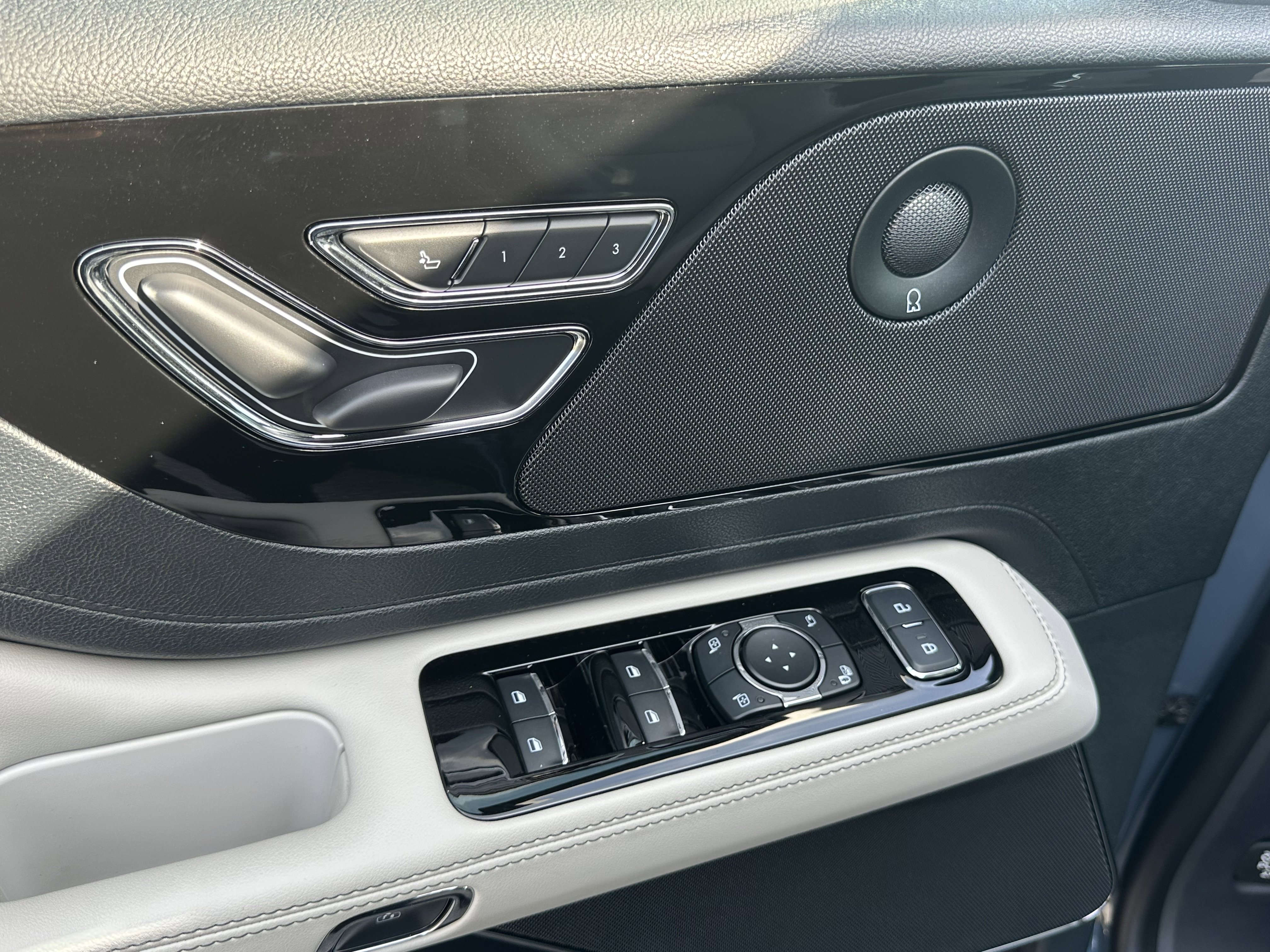 Used 2025 Lincoln Aviator Reserve image 15