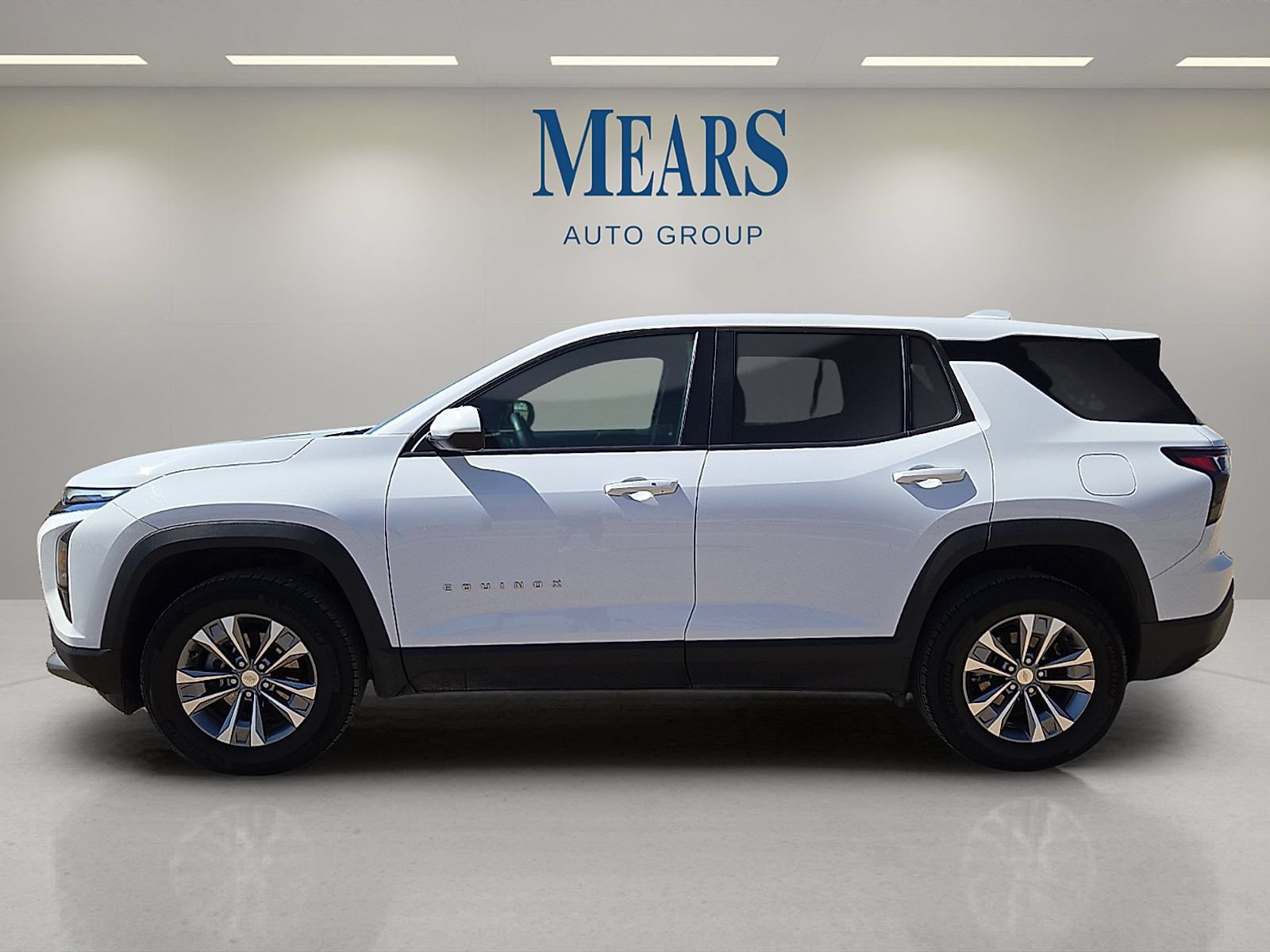 Used 2025 Chevrolet Equinox LT AWD/4WD image 2