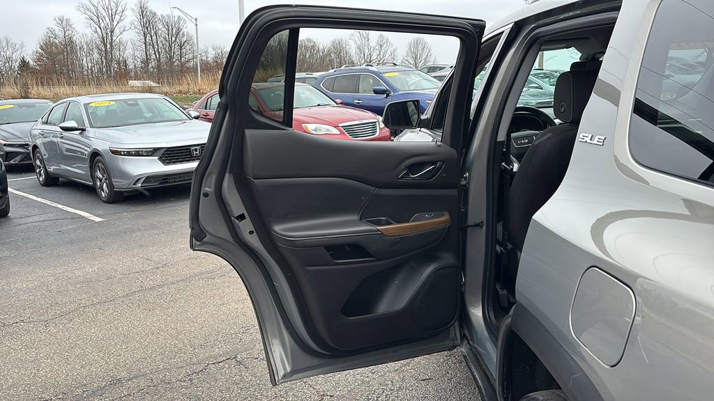 Used 2019 GMC Acadia SLE w/ Driver Alert Package I image 28