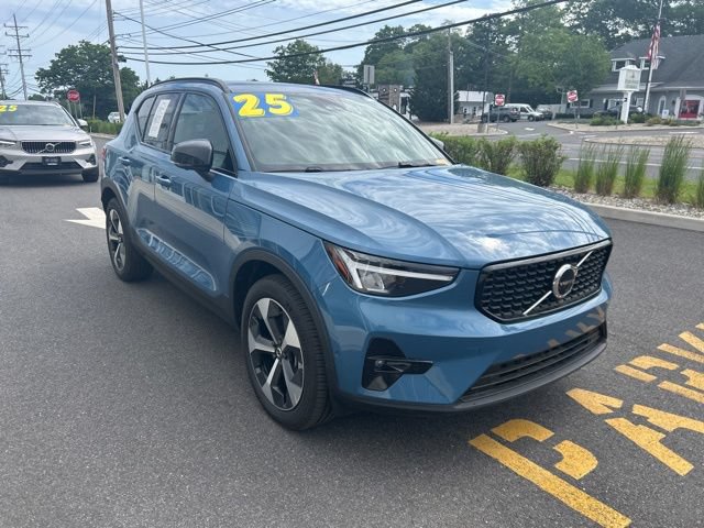 Certified 2025 Volvo XC40 B5 Plus AWD/4WD image 6