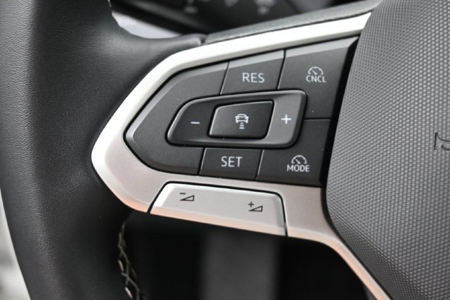 Certified 2026 Volkswagen Tiguan SE w/ Panoramic Sunroof Package AWD/4WD image 17