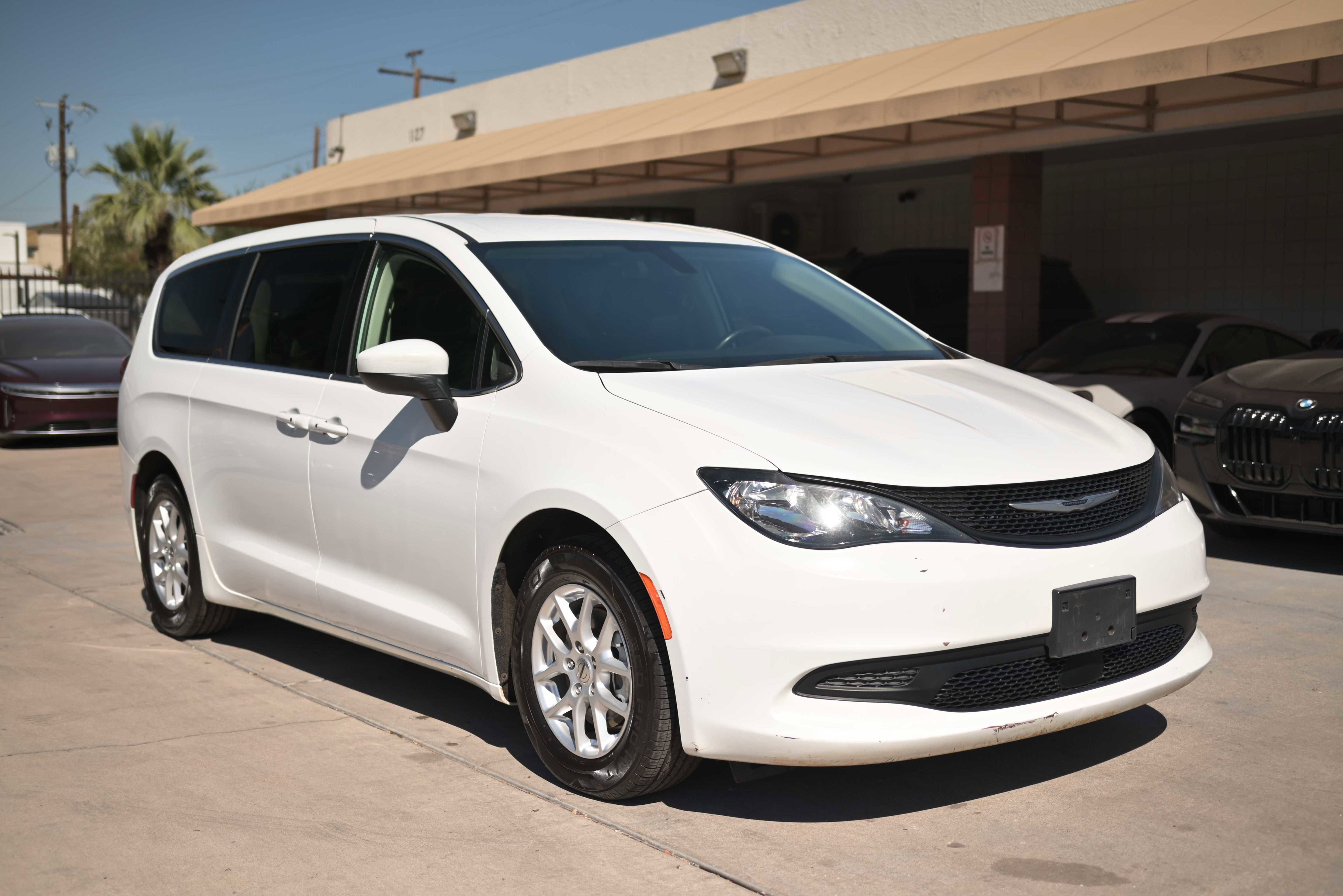 Used 2022 Chrysler Voyager LX image 3