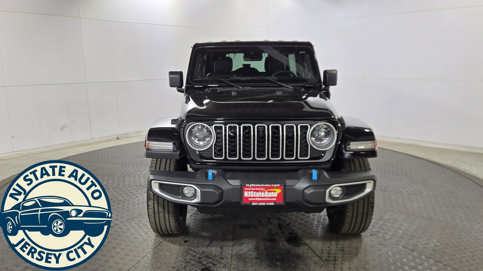 Used 2024 Jeep Wrangler Unlimited Sahara w/ Technology Group image 2