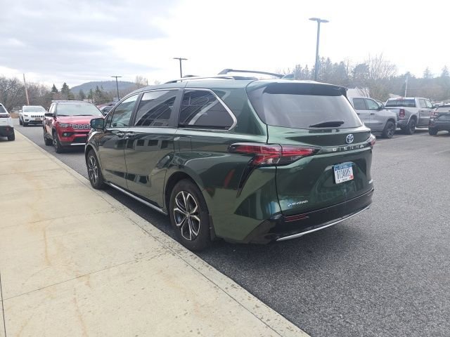 Used 2025 Toyota Sienna Platinum image 4