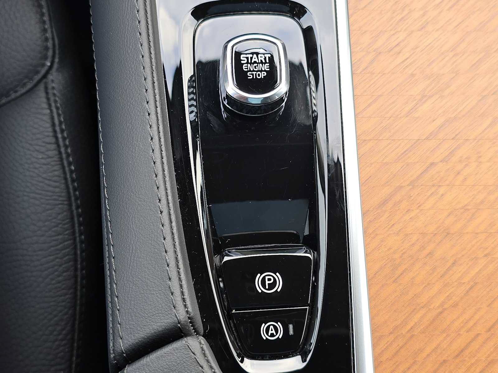 Certified 2025 Volvo XC90 T8 Plus w/ Protection Package Premier AWD/4WD image 33