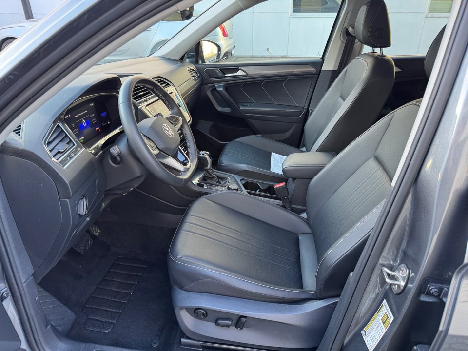 Used 2022 Volkswagen Tiguan SE image 34
