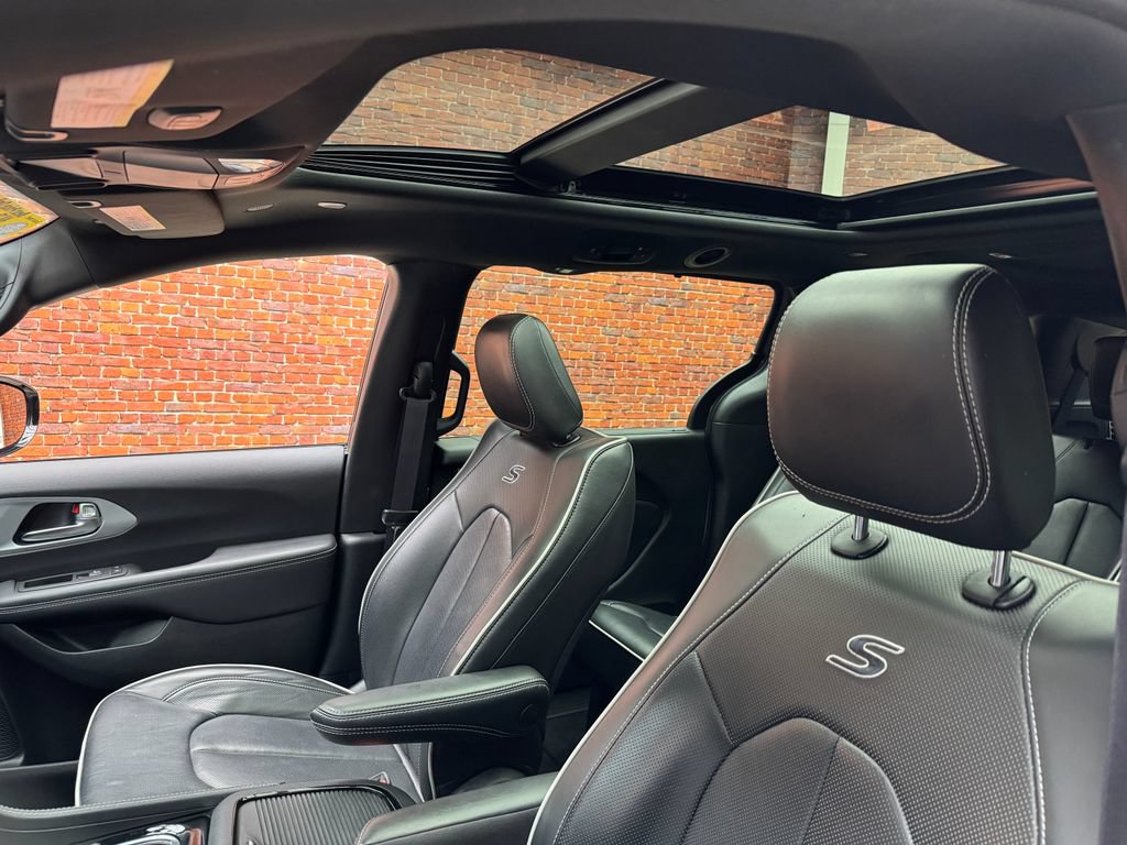 Used 2025 Chrysler Pacifica Limited FWD image 3