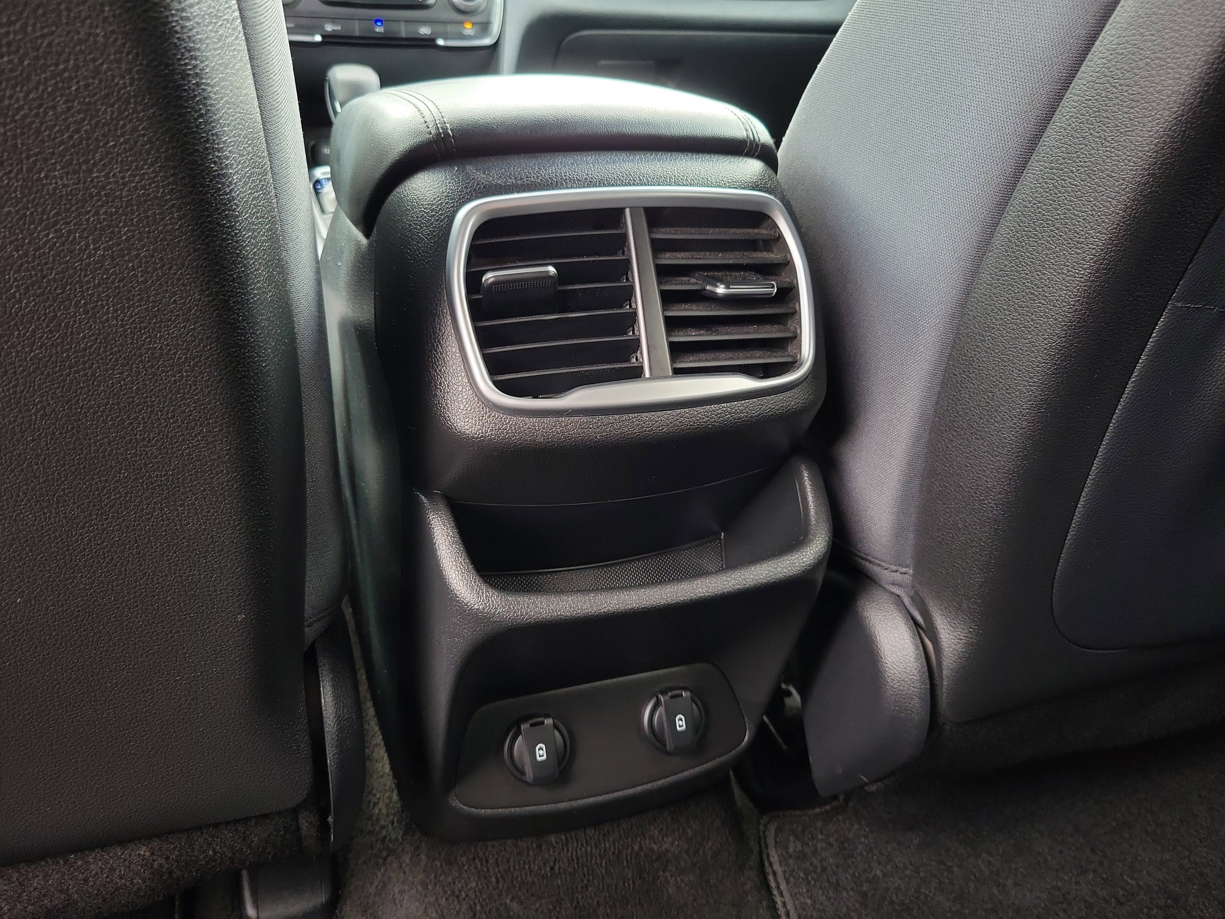 Used 2020 Hyundai Santa Fe SE image 13