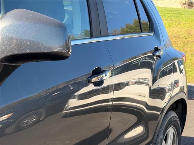 Used 2018 Chevrolet Trax LT w/ LT Convenience Package image 11