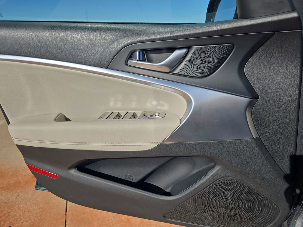 Used 2025 Genesis G70 2.5T image 27