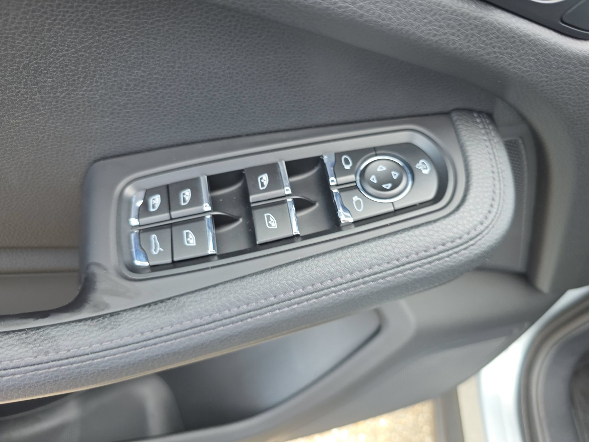 Used 2023 Porsche Macan Turbo AWD/4WD image 22