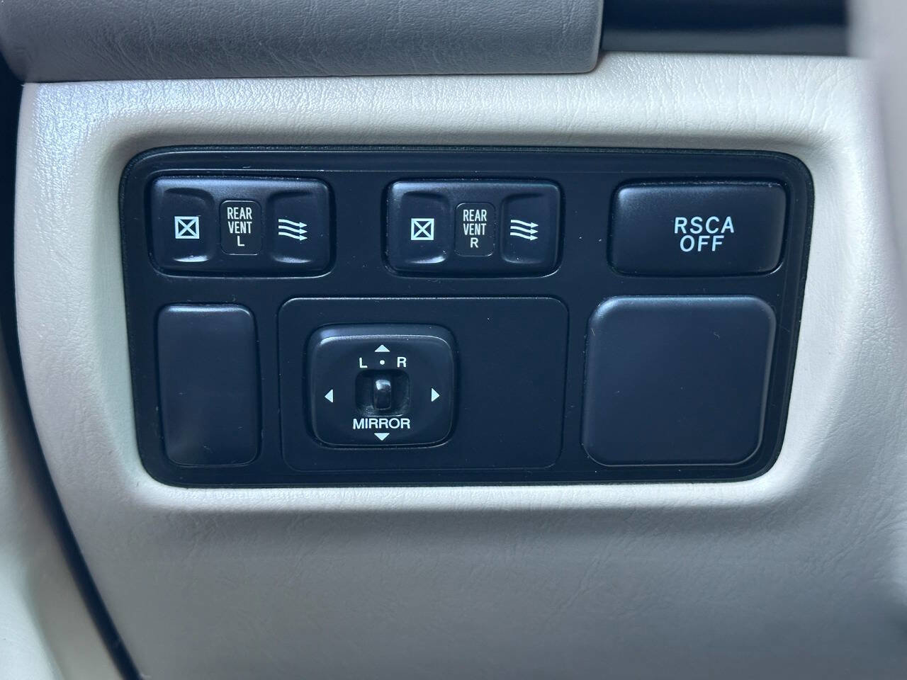 Used 2004 Toyota Land Cruiser image 39