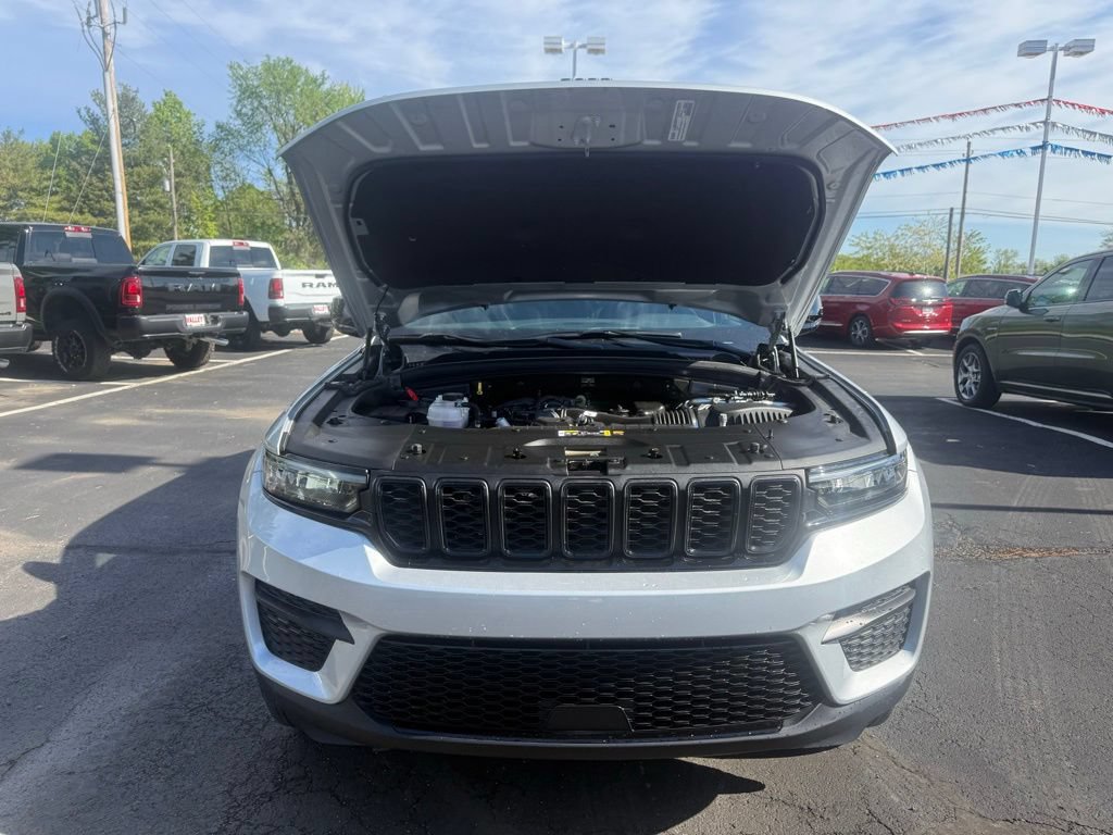Used 2024 Jeep Grand Cherokee Altitude AWD/4WD image 53