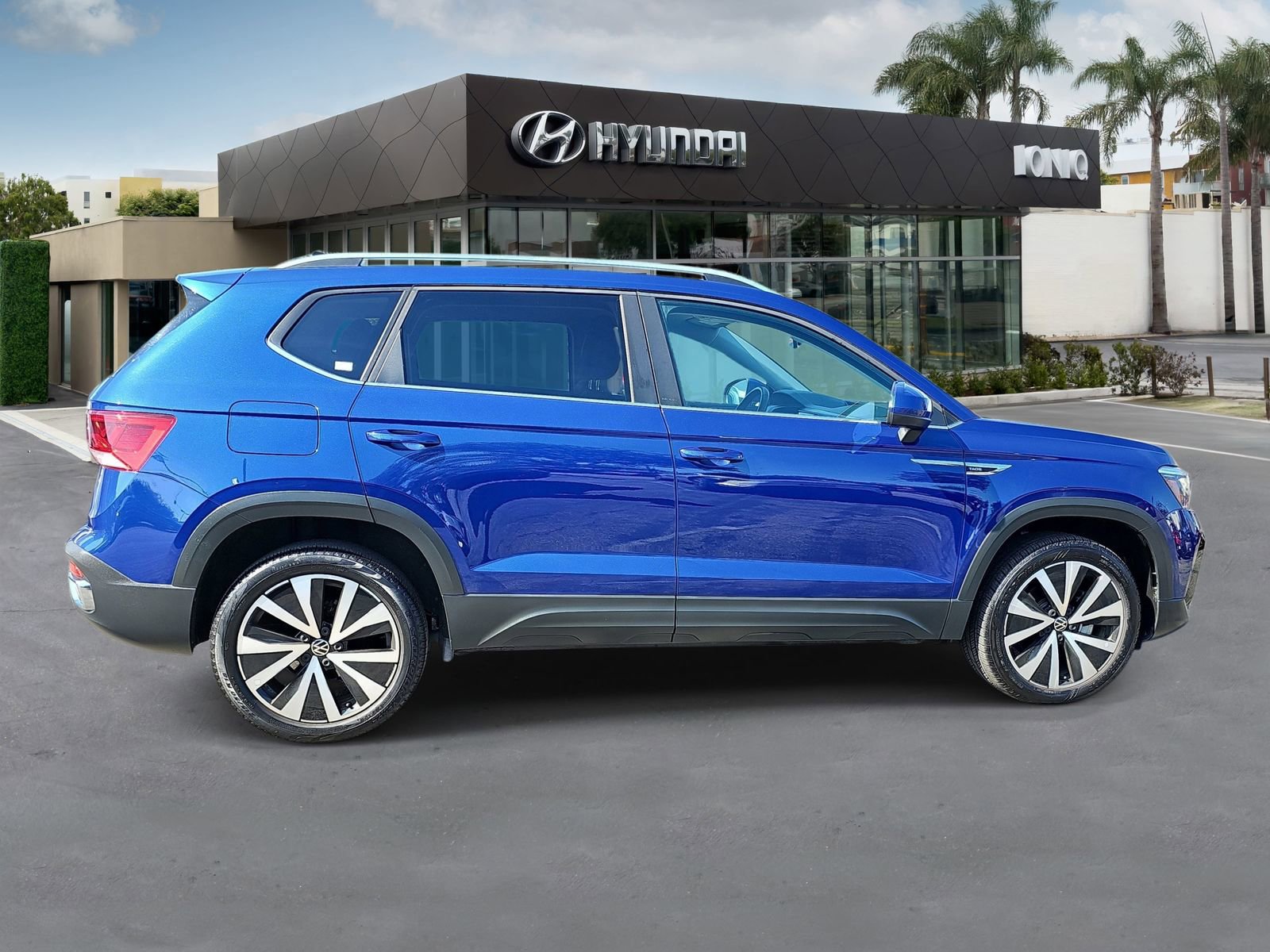 Used 2022 Volkswagen Taos SE image 2