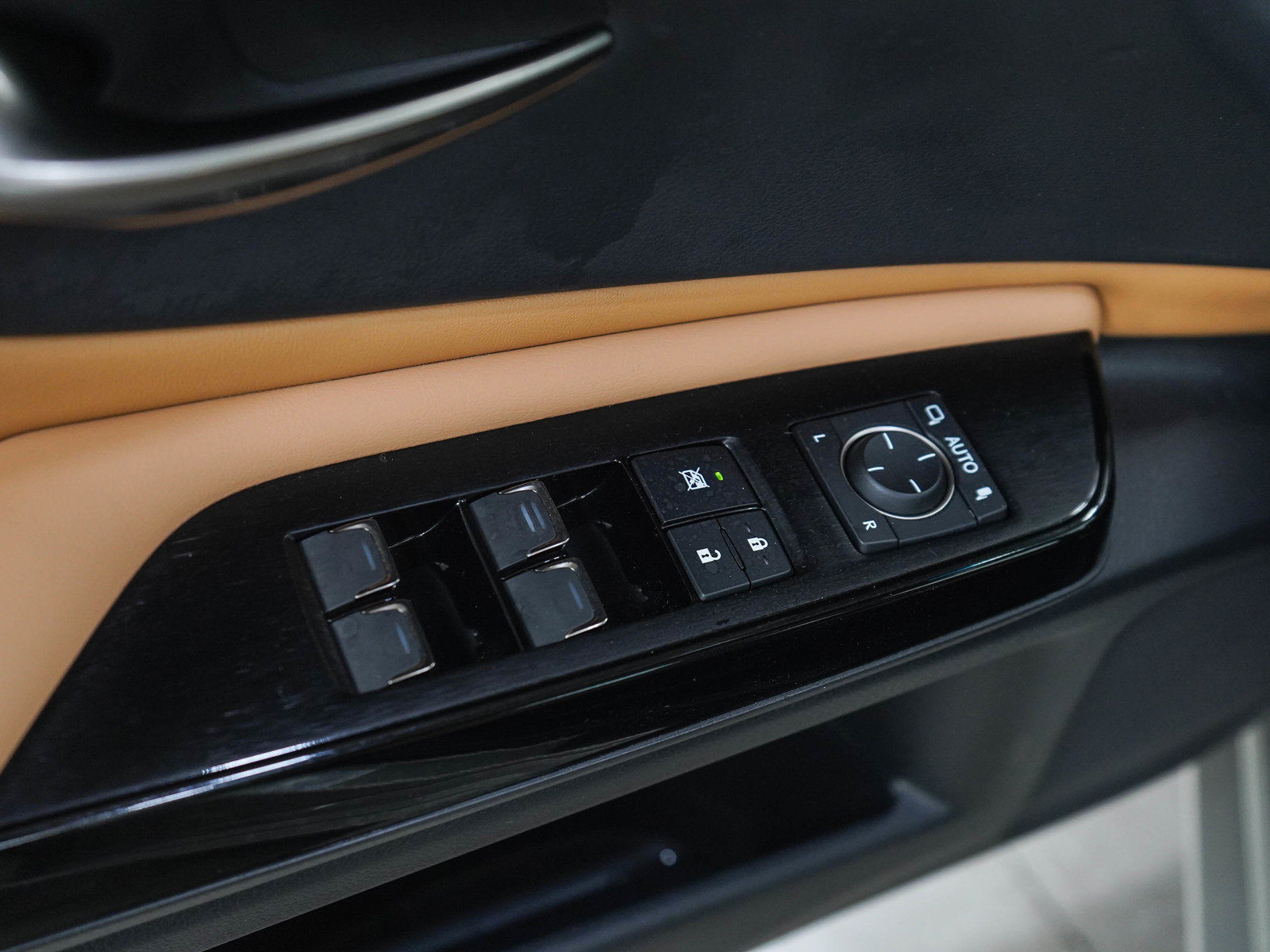 Used 2024 Lexus ES 350 w/ Premium Package FWD image 18