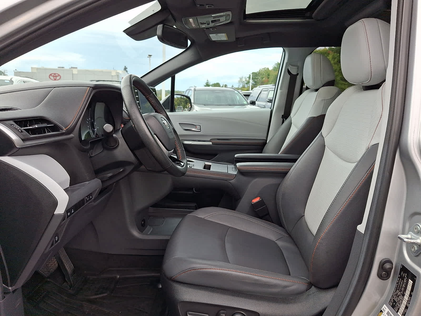 Used 2023 Toyota Sienna XSE w/ XSE Plus Package AWD/4WD image 19