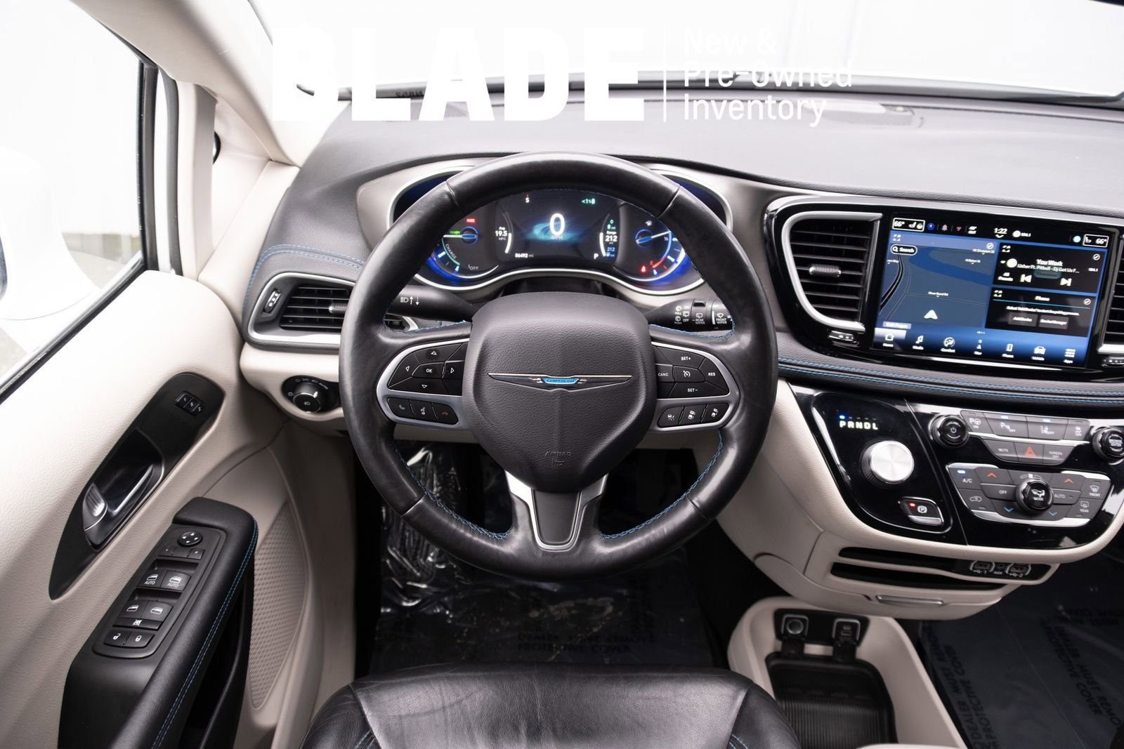 Used 2021 Chrysler Pacifica Touring-L FWD image 2