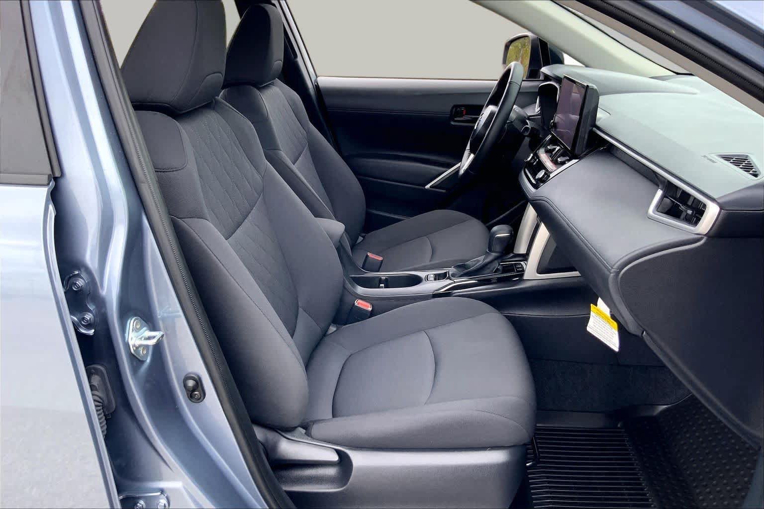 Used 2025 Toyota Corolla Cross LE FWD image 9
