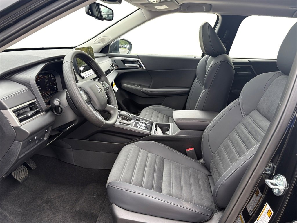 New 2025 Mitsubishi Outlander SE image 3