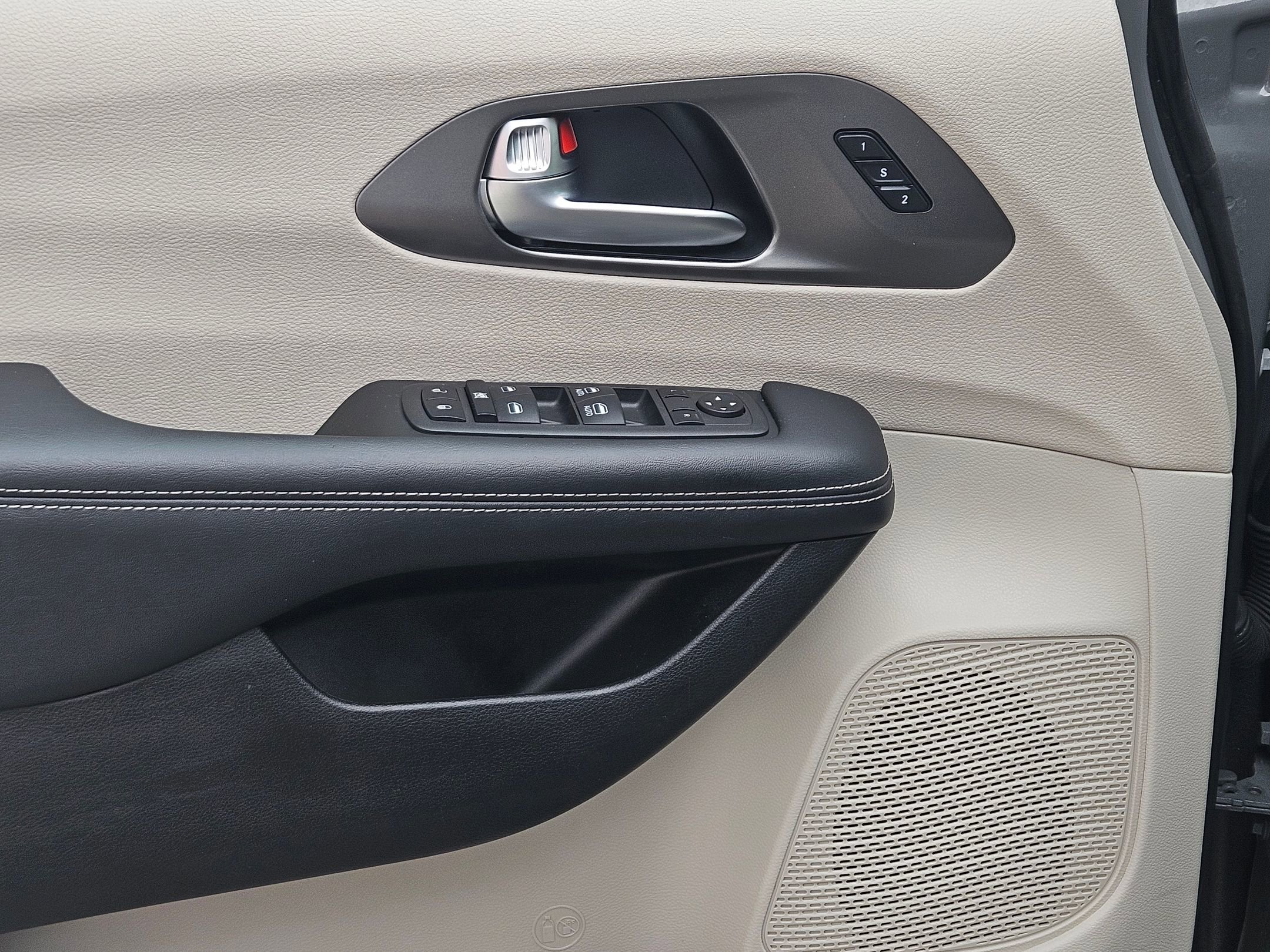 Used 2023 Chrysler Pacifica Touring-L image 18