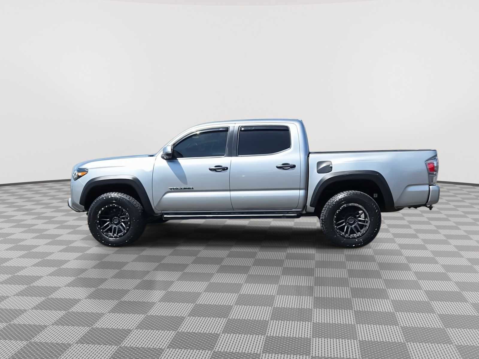 Used 2023 Toyota Tacoma TRD Off-Road w/ Advanced Technology Package AWD/4WD image 5