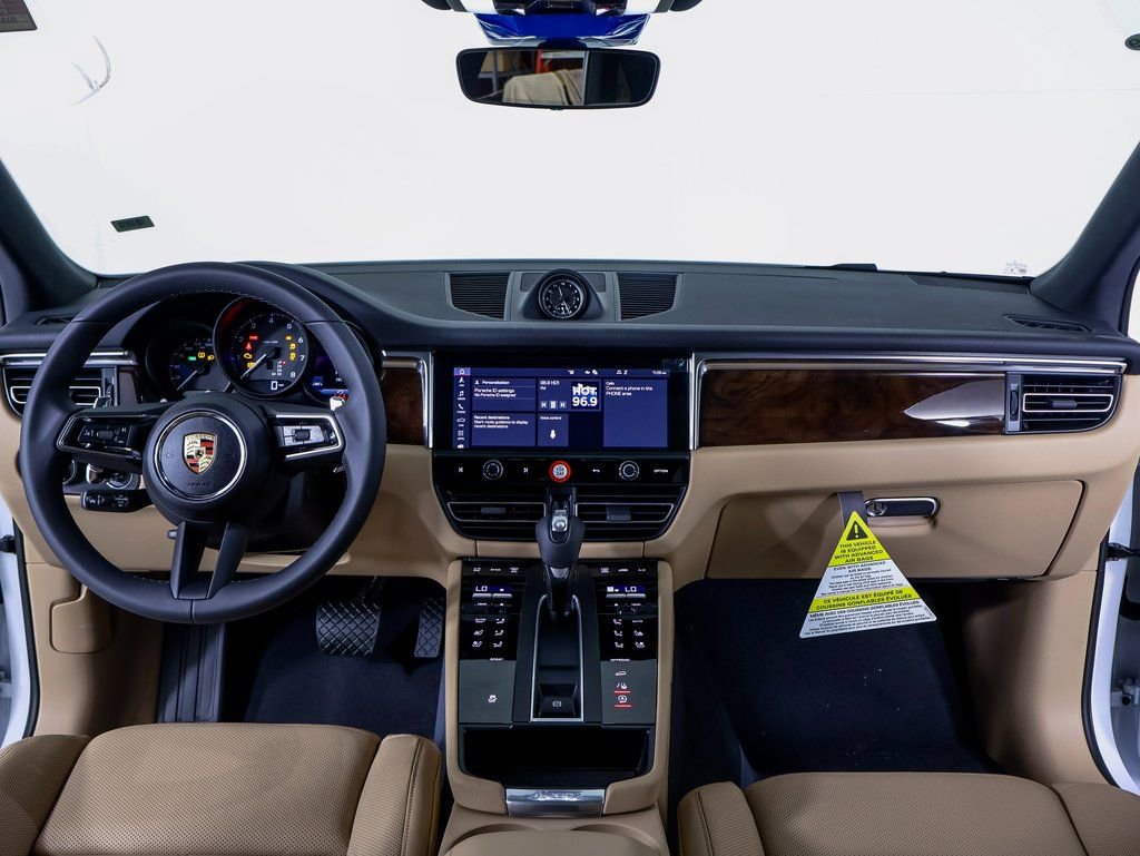 Certified 2025 Porsche Macan AWD/4WD image 11