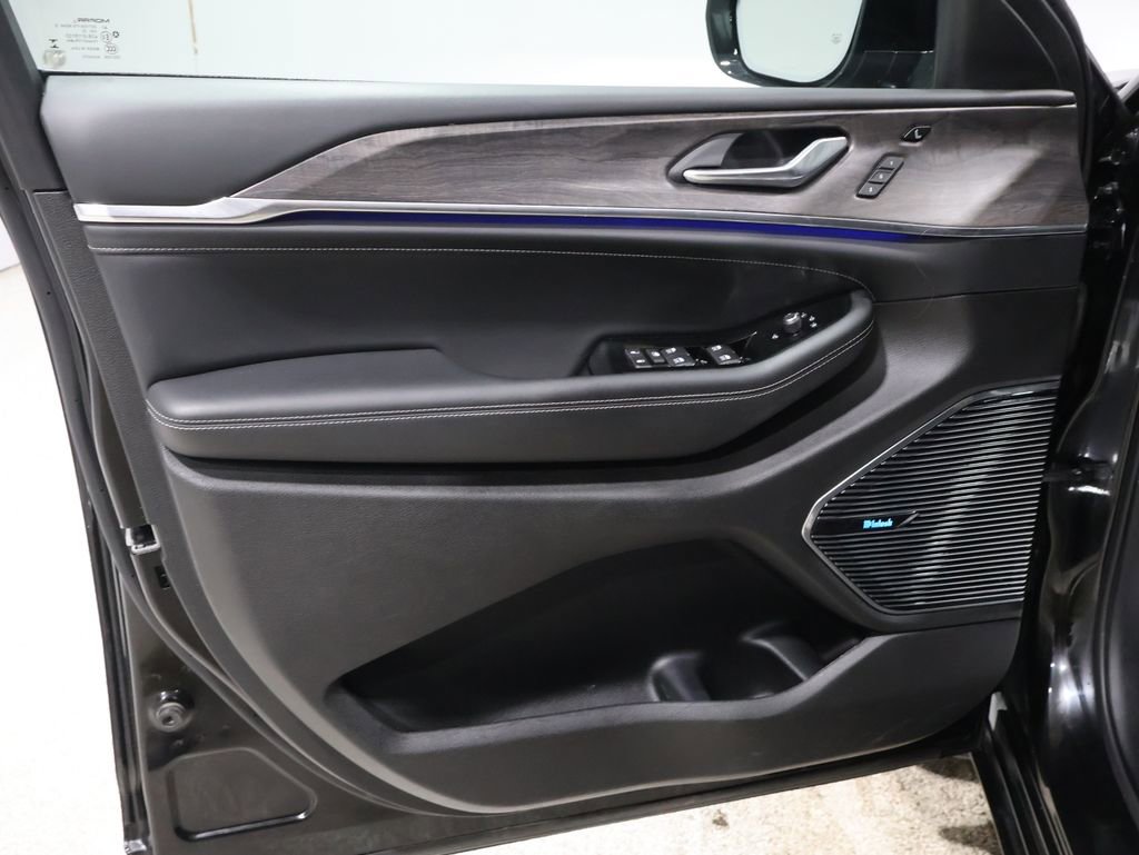 Certified 2022 Jeep Grand Cherokee Overland w/ Luxury Tech Group IV image 14