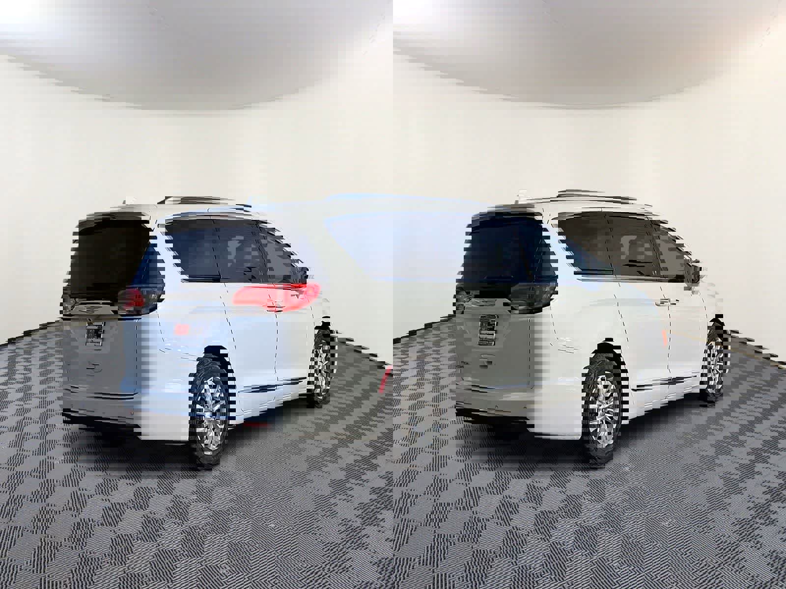 Used 2019 Chrysler Pacifica Touring-L image 5