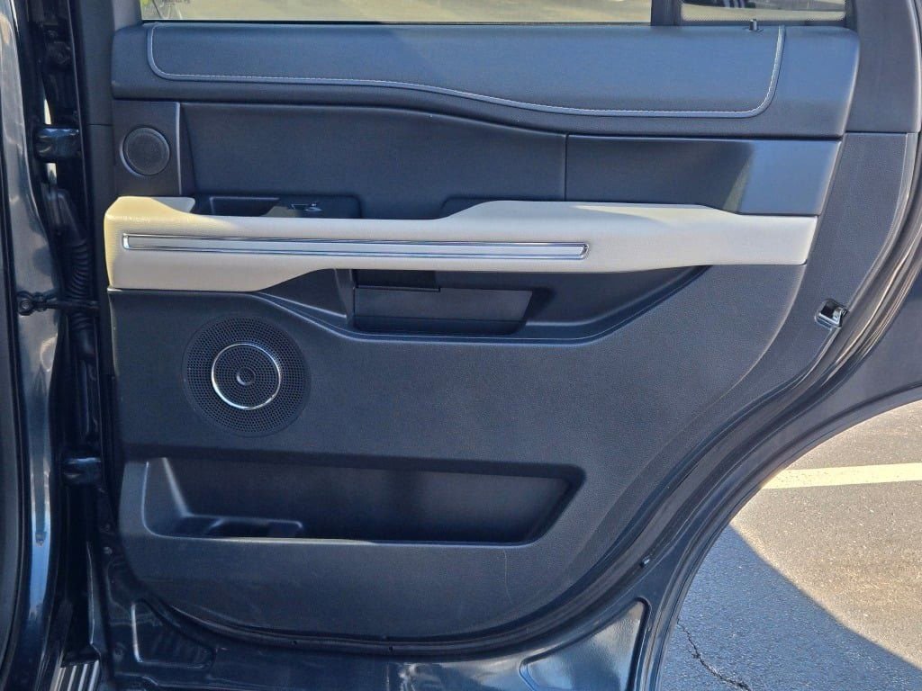 Used 2024 Ford Expedition Limited image 11