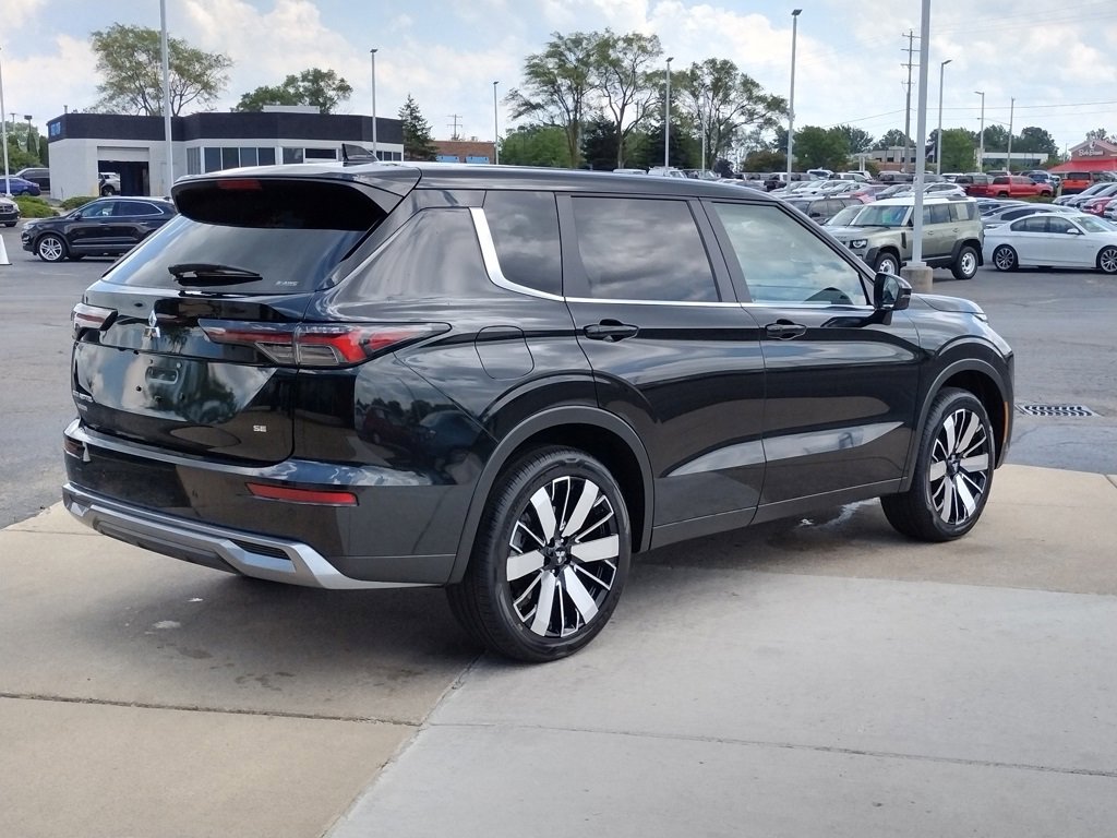 New 2025 Mitsubishi Outlander SE image 16