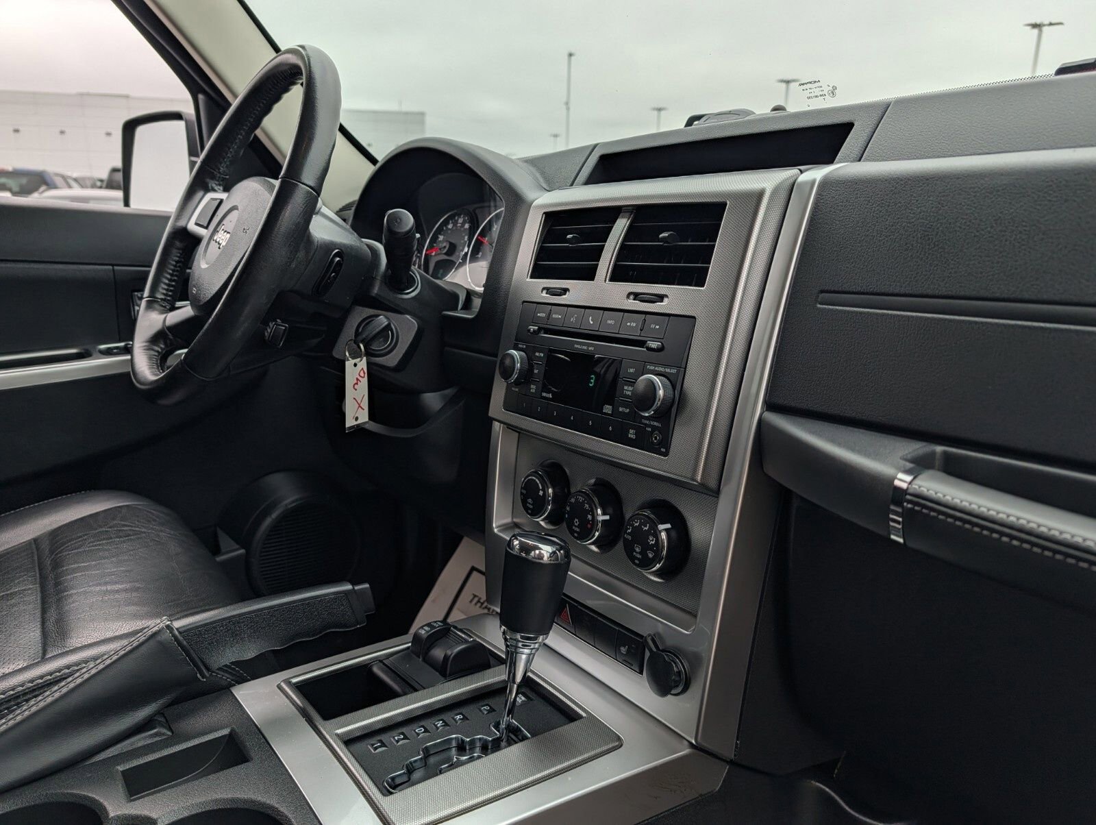 Used 2010 Jeep Liberty Limited w/ Tire & Wheel Group image 21