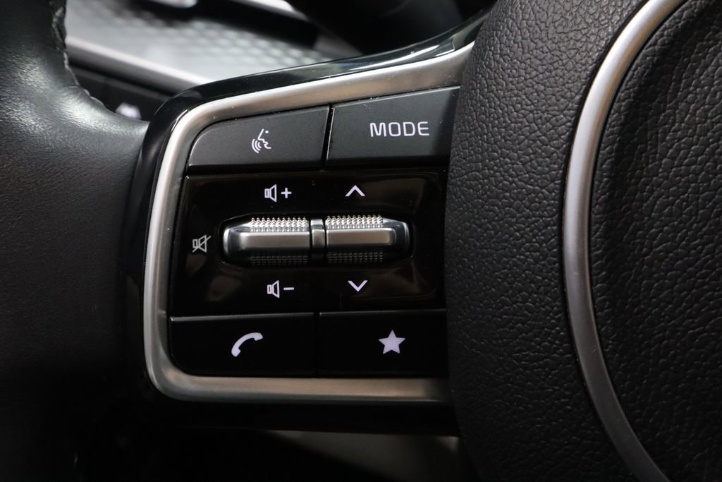 Used 2024 Kia Carnival LX FWD image 27
