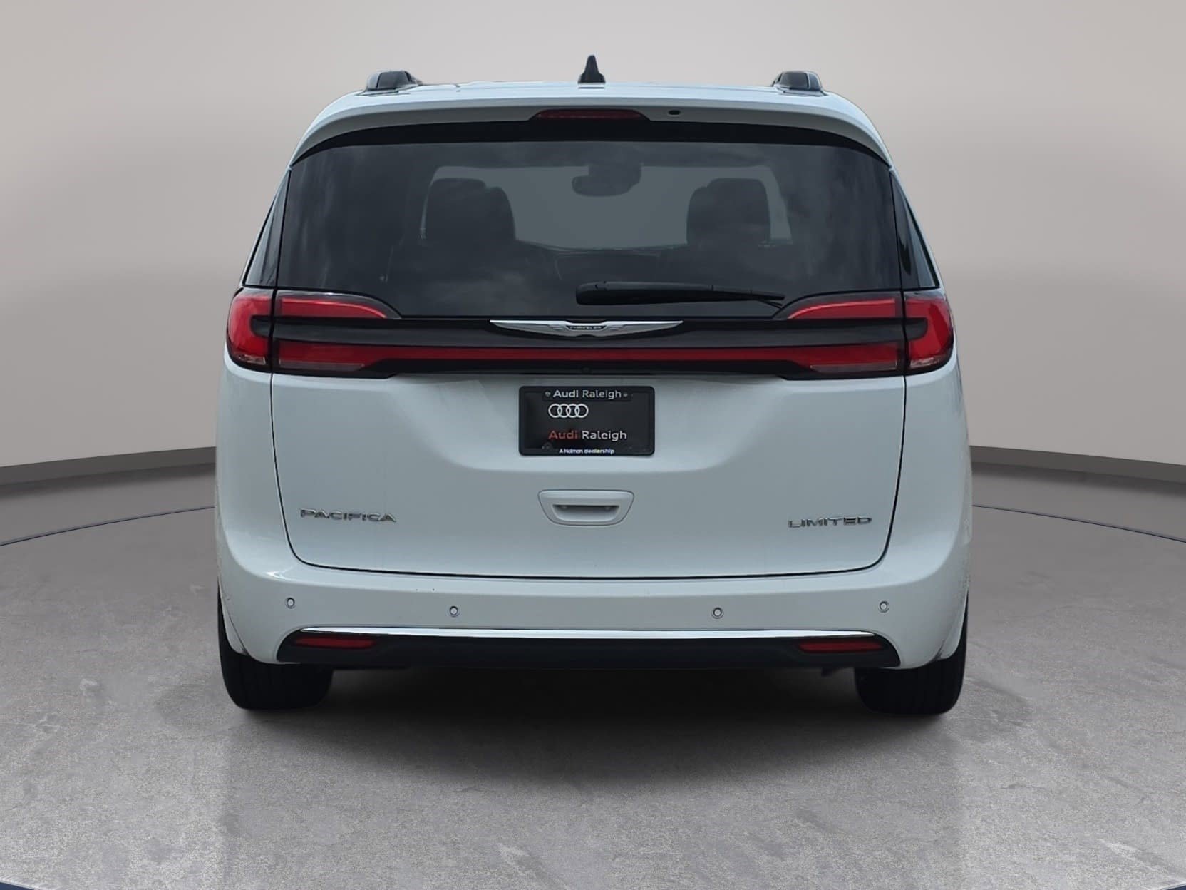 Used 2023 Chrysler Pacifica Limited FWD image 6
