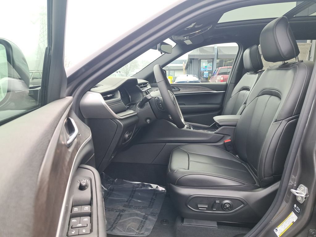 New 2025 Jeep Grand Cherokee L Limited w/ Luxury Tech Group II image 11