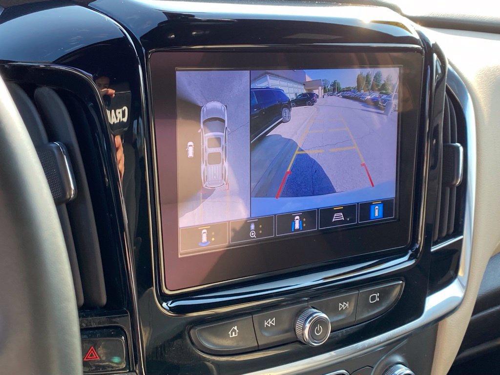 Used 2023 Chevrolet Traverse LT w/ Rear Camera Mirror Package FWD image 17