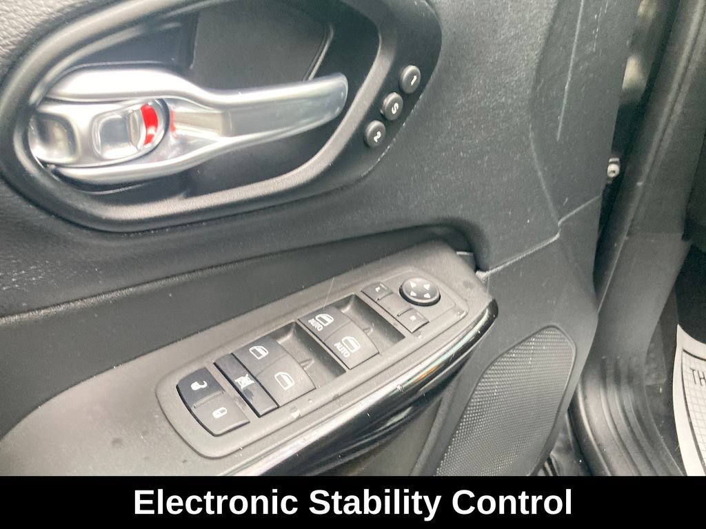 Used 2023 Jeep Cherokee Altitude Lux w/ Elite Group AWD/4WD image 14