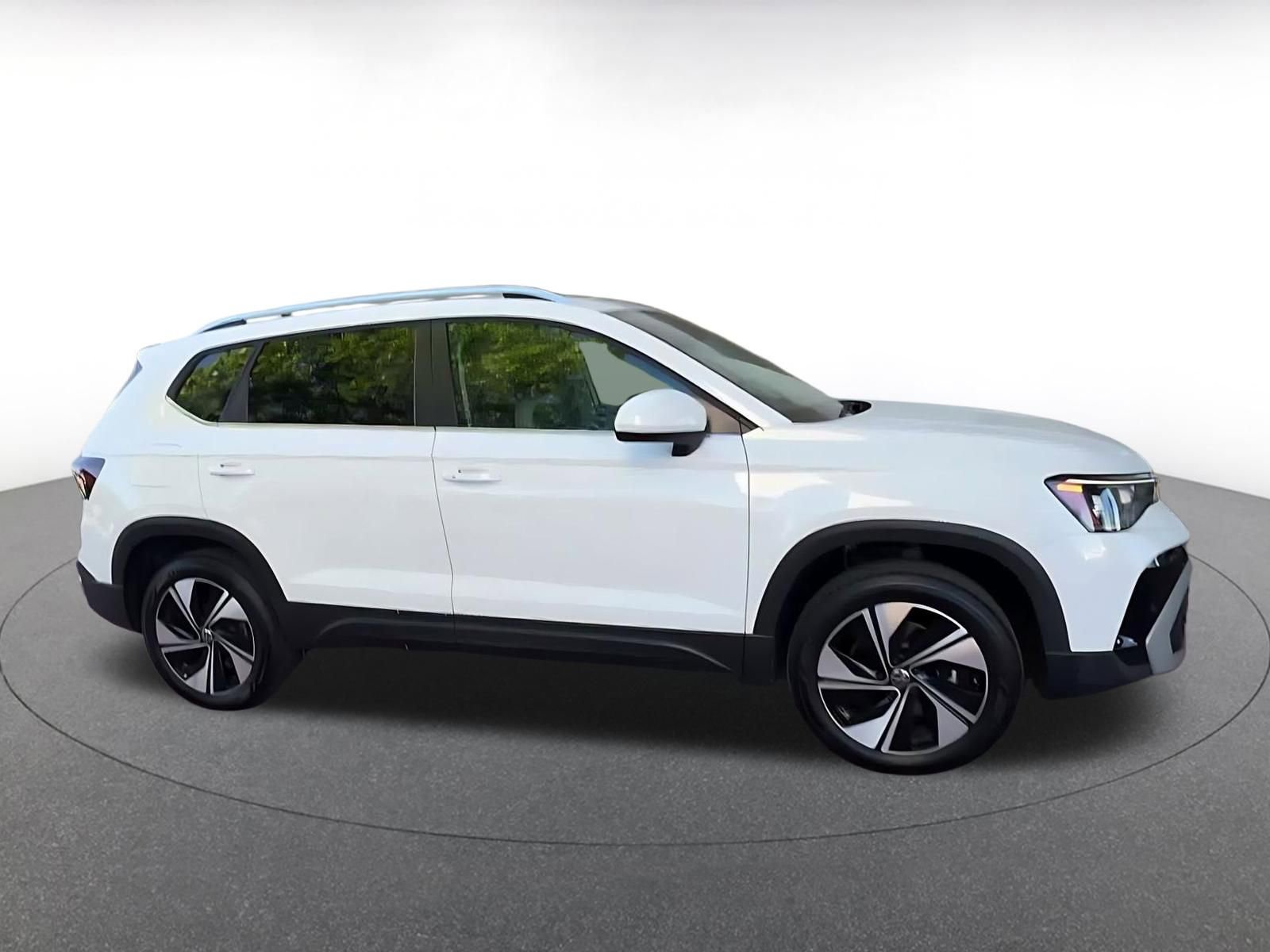 Used 2025 Volkswagen Taos SE image 16
