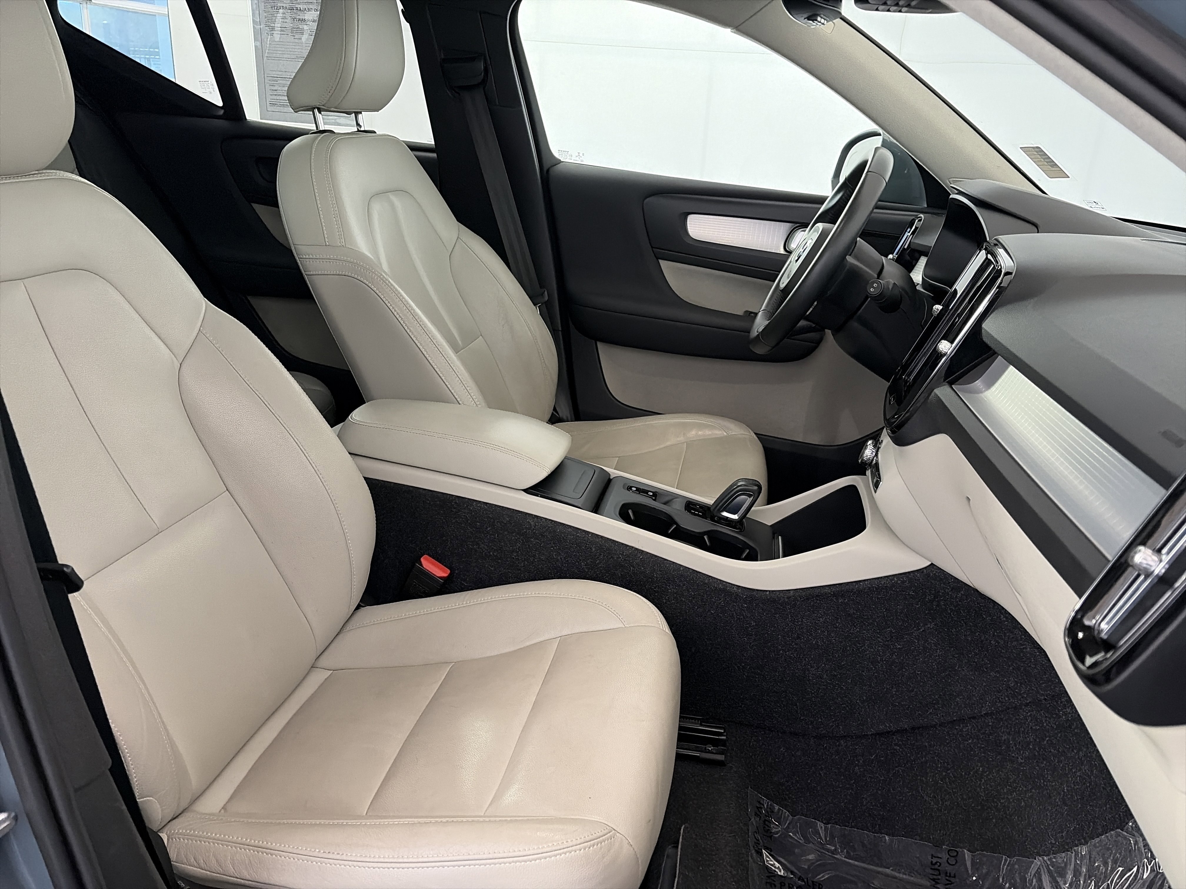 Used 2021 Volvo XC40 T5 Momentum w/ Premium Package image 31