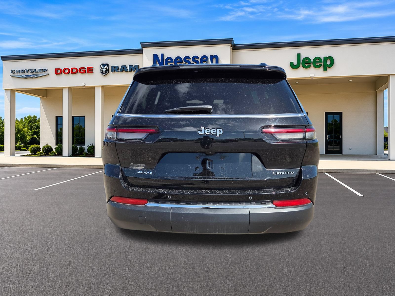 Used 2023 Jeep Grand Cherokee L Limited AWD/4WD image 6
