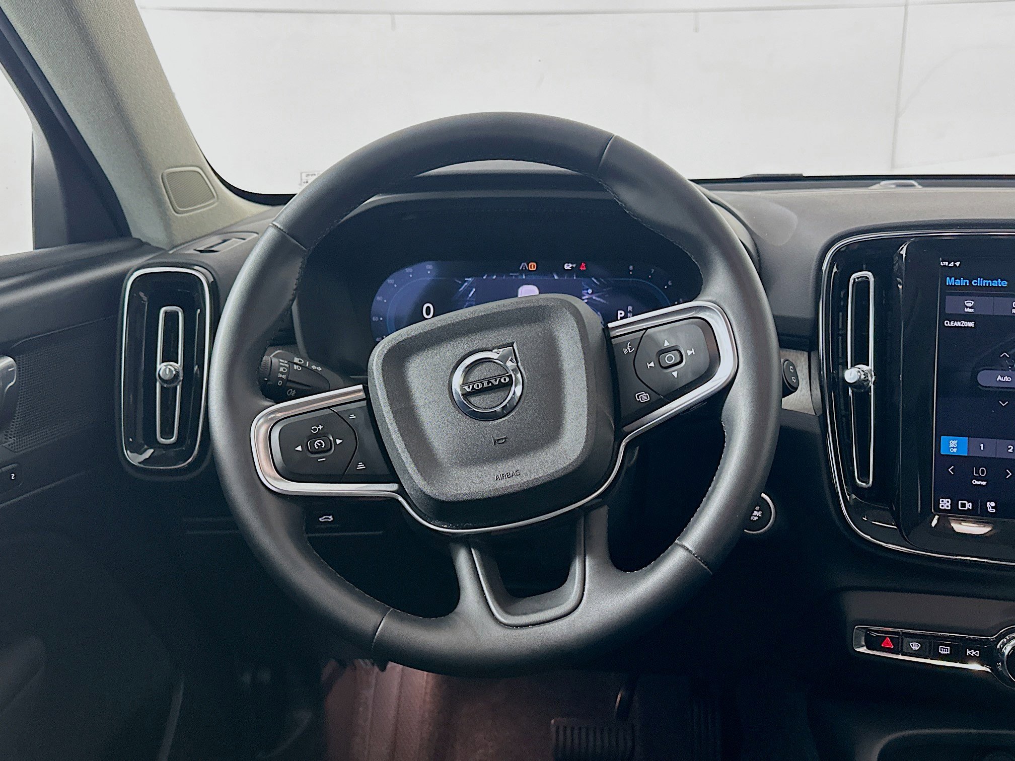 Used 2025 Volvo XC40 B5 Core image 18