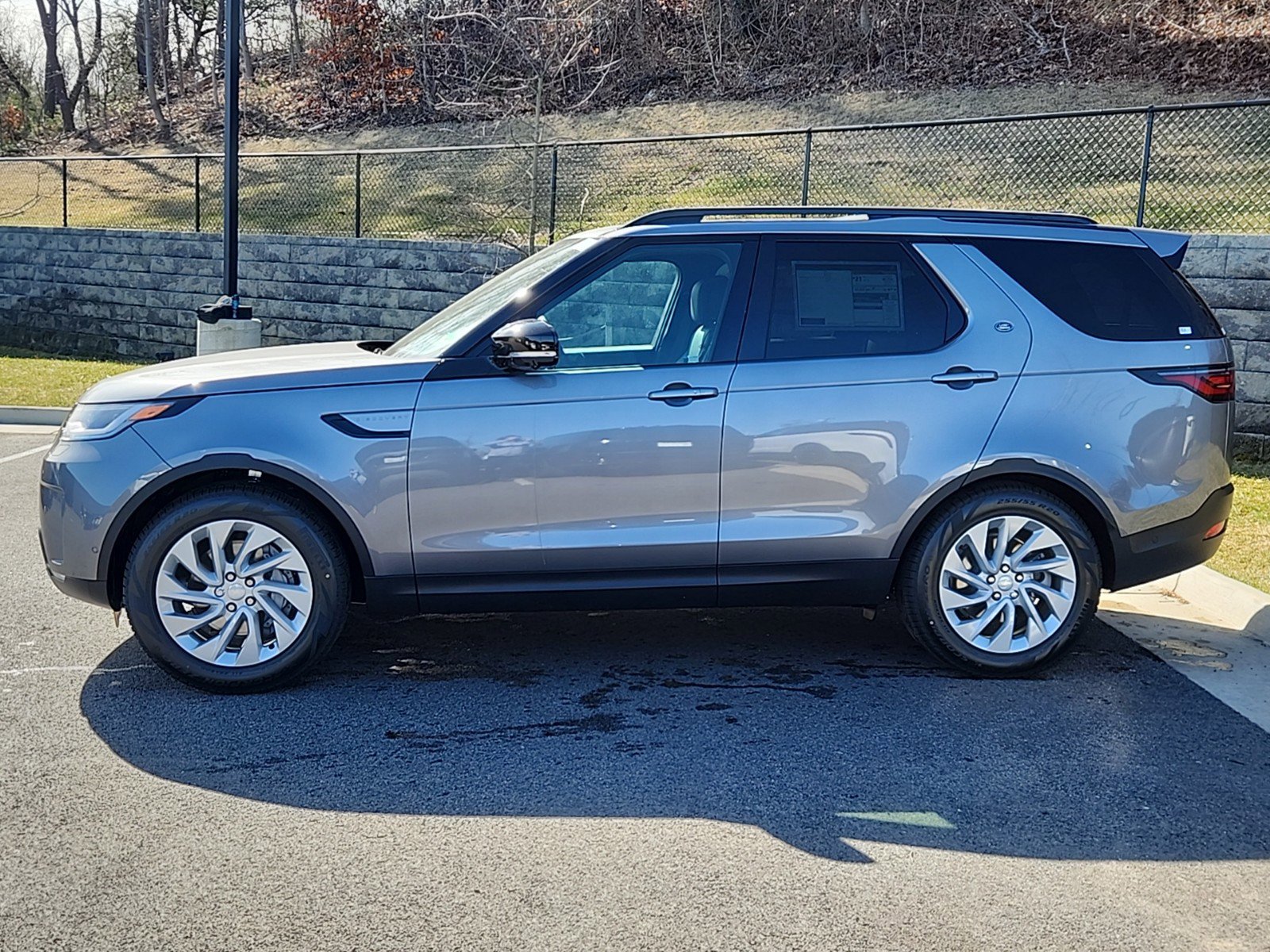 Certified 2025 Land Rover Discovery S image 6