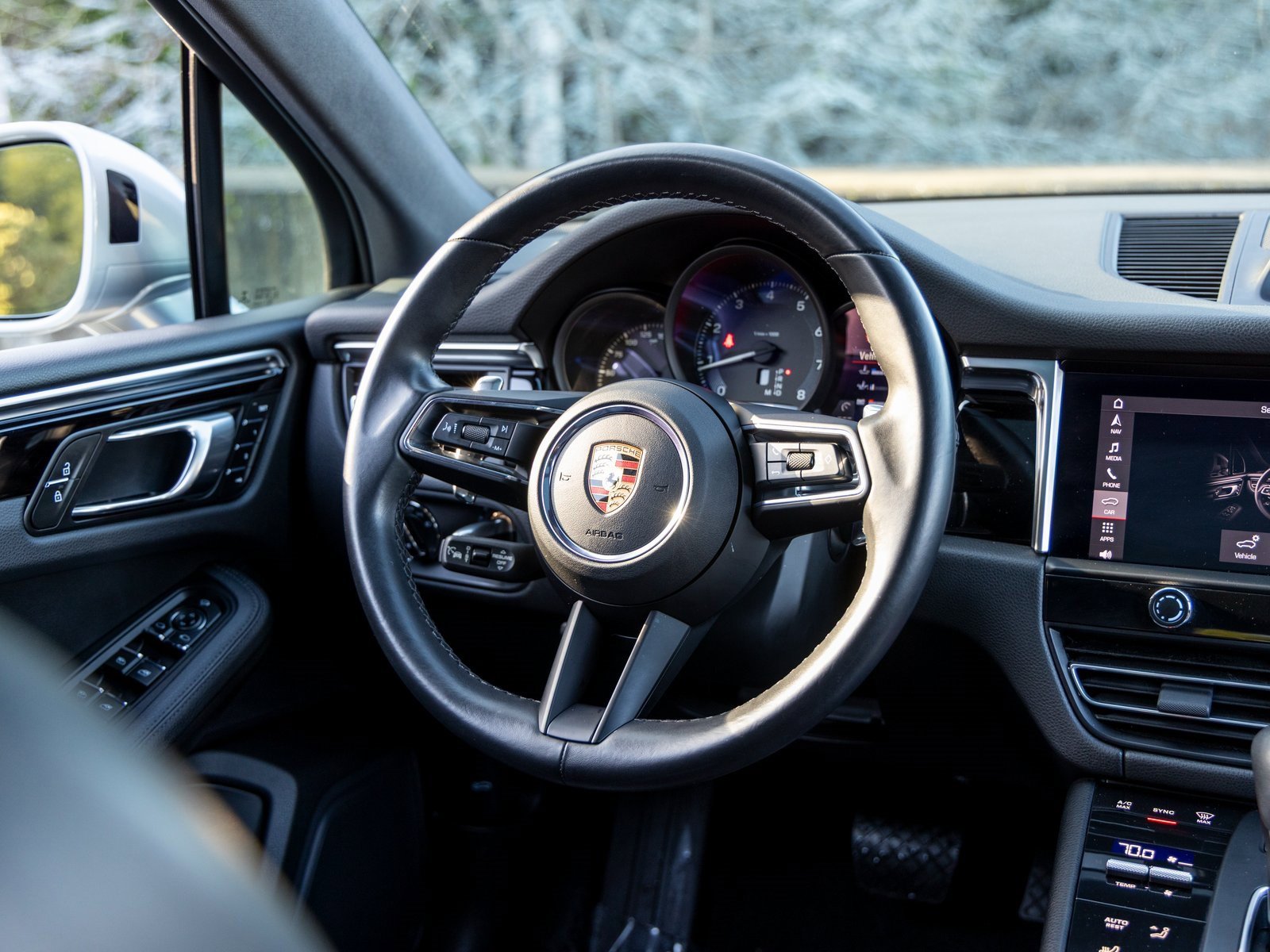 Certified 2023 Porsche Macan image 38