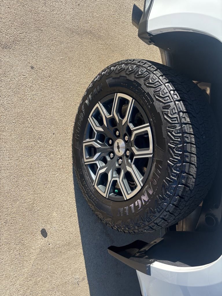 Used 2025 Chevrolet Colorado Z71 w/ Technology Package image 9