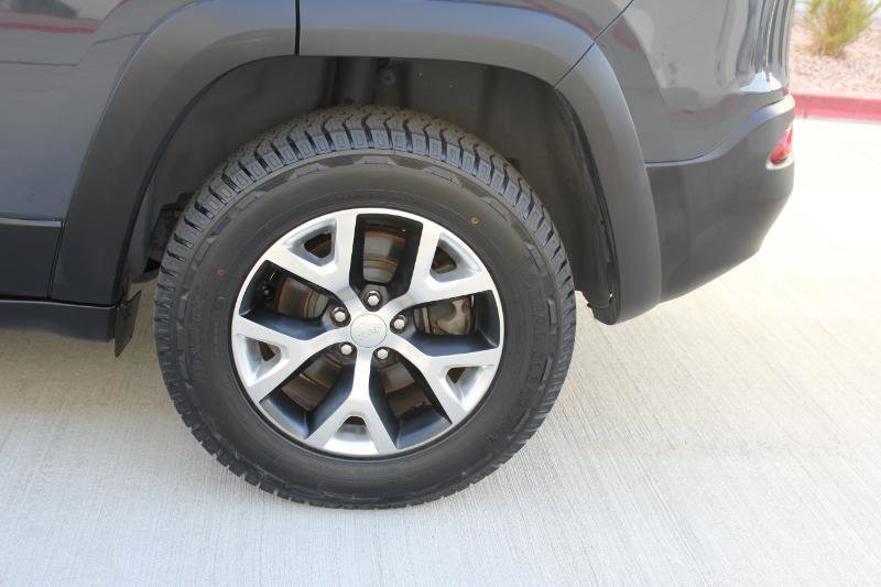 Used 2017 Jeep Cherokee Trailhawk AWD/4WD image 38