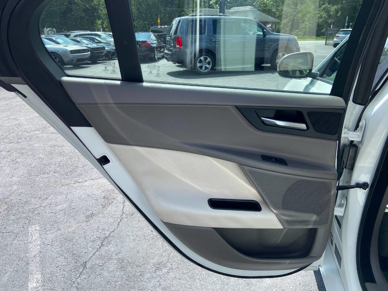 Used 2018 Jaguar XE Premium image 23