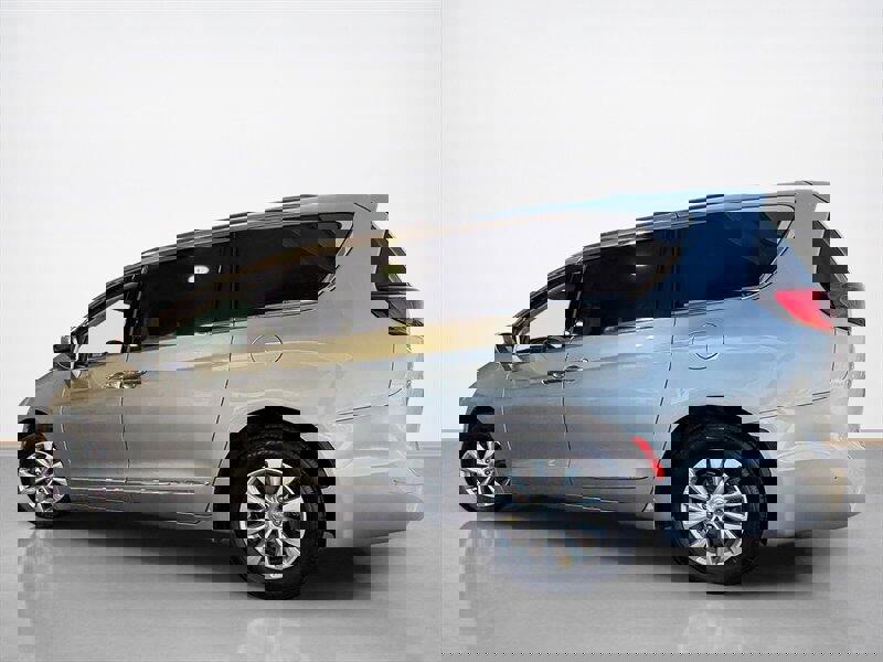 Used 2018 Chrysler Pacifica Touring-L image 7