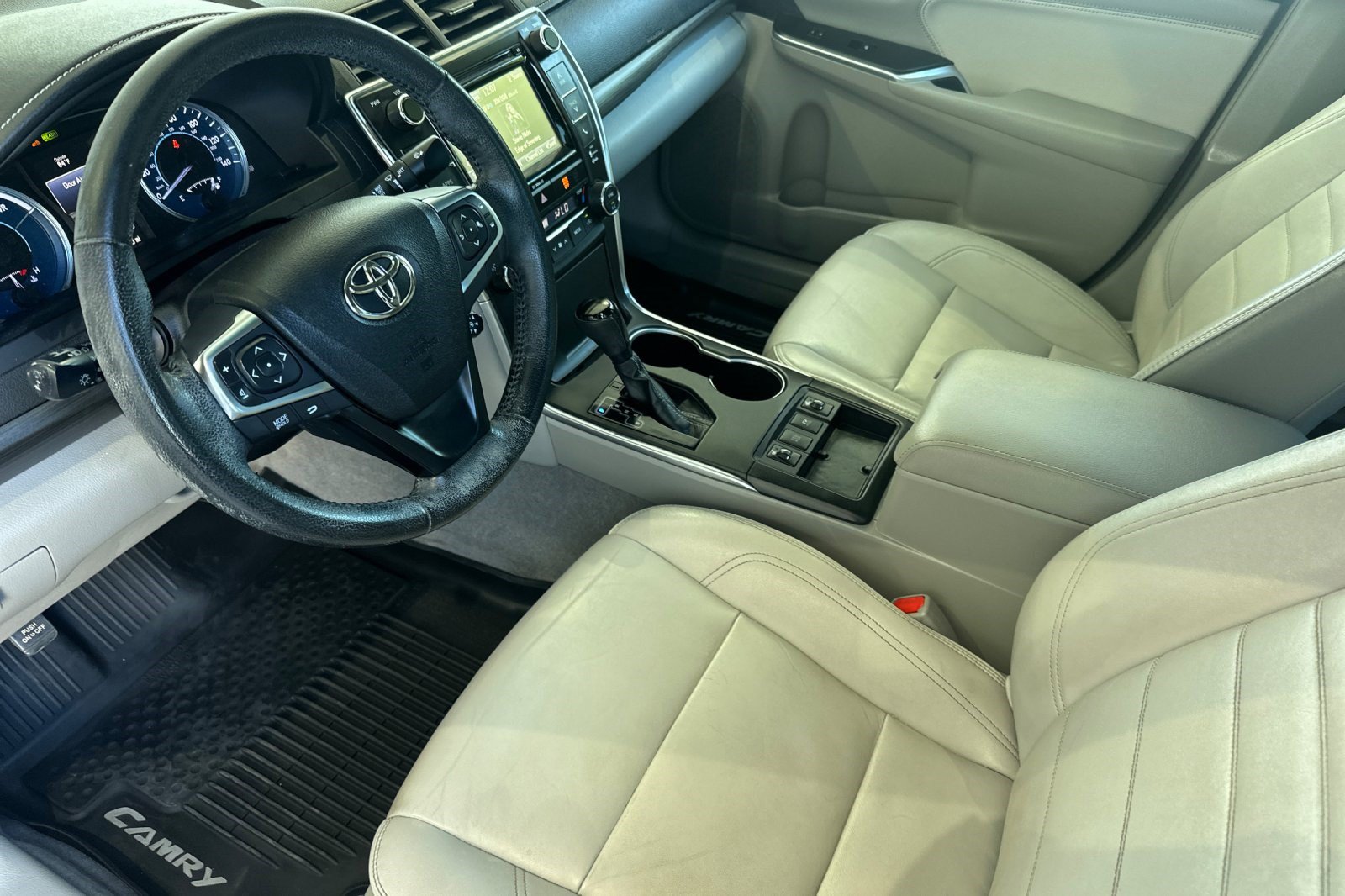 Used 2017 Toyota Camry XLE w/ Moonroof Package FWD image 11