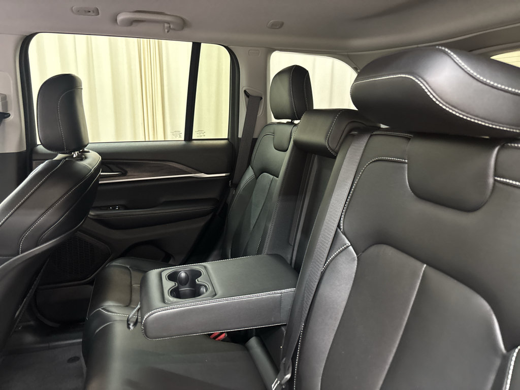Used 2023 Jeep Grand Cherokee Limited w/ Black Appearance Package AWD/4WD image 18