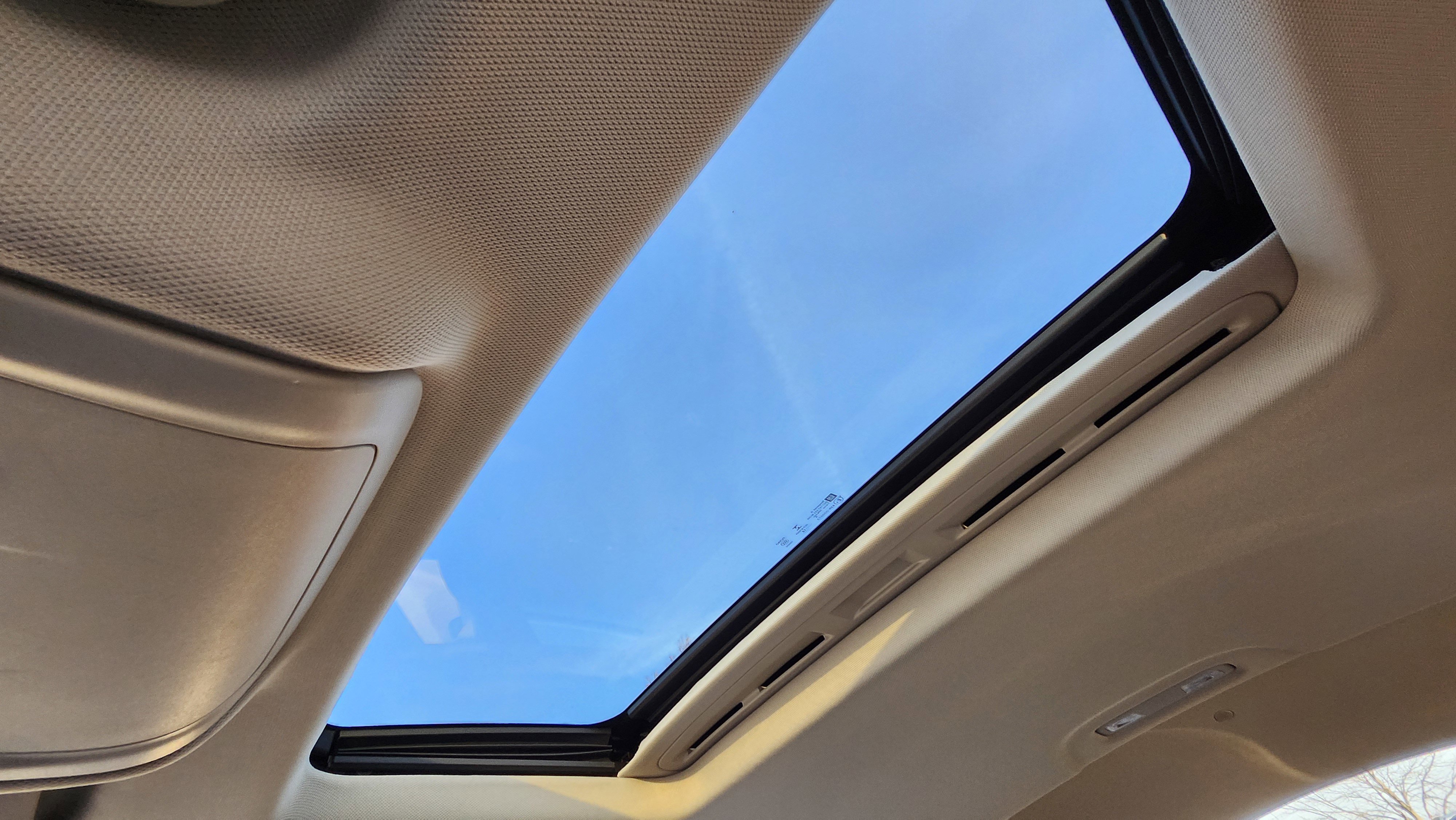 Used 2018 Buick Regal Essence w/ Driver Confidence Package #1 image 2